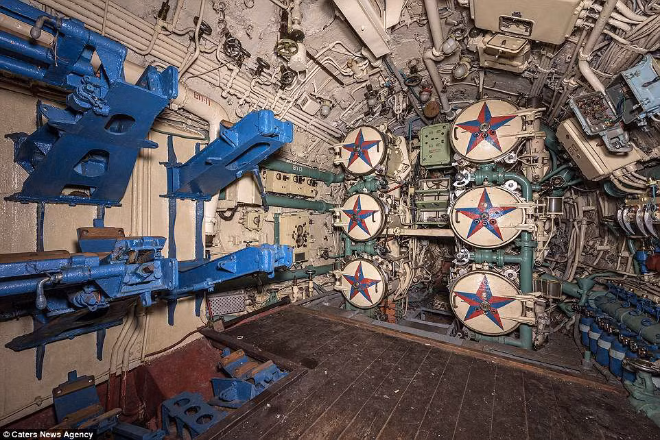 Hình ảnh những ngôi sao 5 cánh bên trong tàu ngầm của Liên Xô.