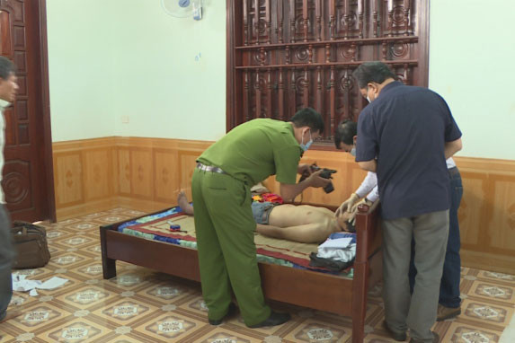 Cơ quan chức năng khám nghiệm tử thi.