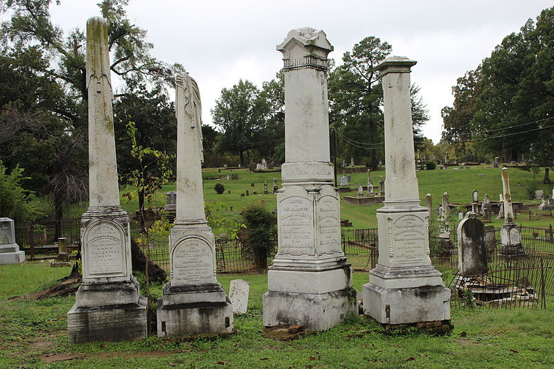 Cụ thể, một người đàn ông đã chạm vào bức tượng Nữ thần đen do không tin vào những câu chuyện của người dân địa phương. Tuy nhiên, người đàn ông này đã phải trả giá ngay lập tức cho hành động dại dột của mình.