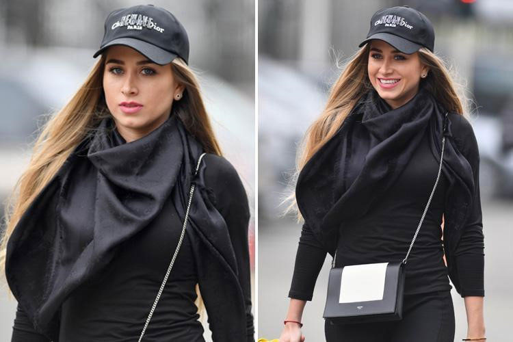 Mái tóc dài nâu vàng không uốn ép cầu kỳ càng tăng thêm phần quyến rũ cho Maria. Bên cạnh đó, cô cũng có phong cách khá đơn giản, thanh lịch.