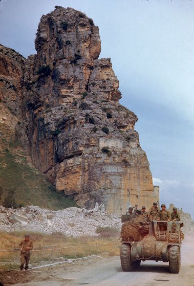 Binh sĩ Mỹ tại thủ đô Rome trong cuộc chiến đối đầu với phe phát xít. Dưới sự chiếm đóng của quân đội Đức quốc xã, không ít dân thường ở Rome bỏ mạng trong các cuộc tấn công.