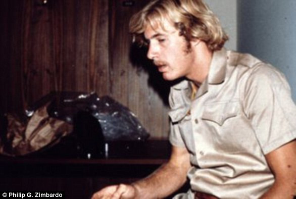 Trong ngày đầu tiên thực hiện thí nghiệm, cả tù nhân và cai ngục đều còn khá lúng túng.