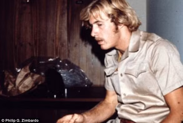 Trong ngày đầu tiên thực hiện thí nghiệm, cả tù nhân và cai ngục đều còn khá lúng túng.