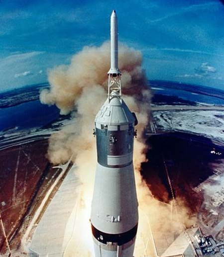 Sau hơn 100 năm, lời tiên đoán của Jules Verne đã trở thành sự thật khi con người đã đặt chân lên Mặt trăng và thực hiện những khám phá về Mặt trăng.