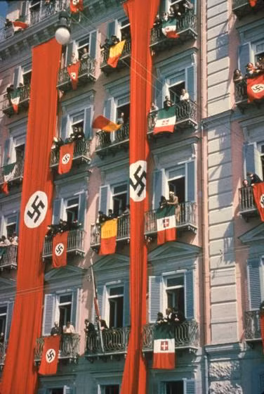 Biểu tượng chữ thập ngoặc của Đức quốc xã được treo ở nhiều tòa nhà, đường phố để chào mừng sự hiện diện của trùm phát xít Hitler năm 1938.
