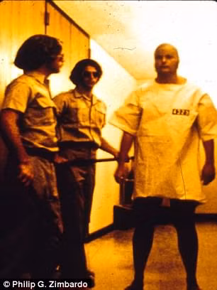 Sau khi bị cảnh sát bắt giữ, người đóng vai tù nhân bị chụp ảnh trước khi được đưa vào nhà tù. Kế đến, tù nhân phải mặc trang phục nhà tù, không có quần áo lót, bị đánh số tù nhân ghi trước ngực và sau lưng.