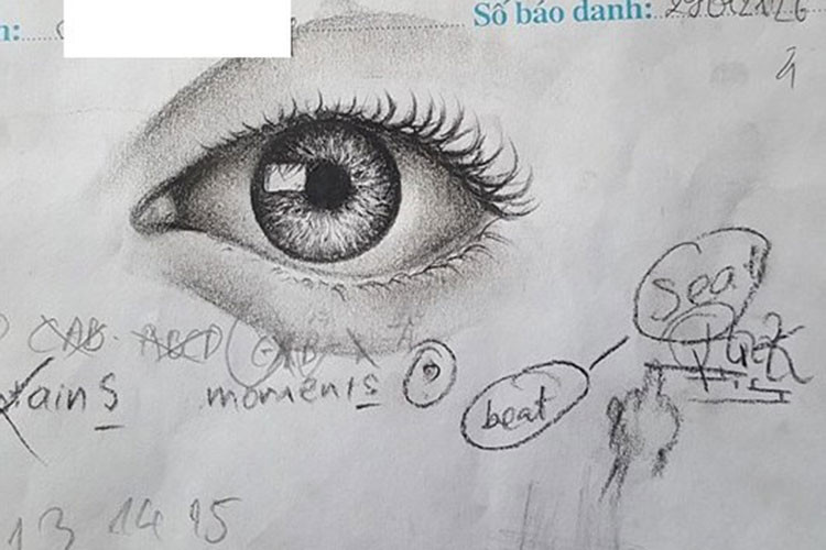 Ở môn thi Tiếng Anh, một thí sinh khác sau khi làm đề thi xong vẫn còn thời gian ngồi vẽ đôi mắt và được nhiều người khen vẽ rất đẹp và có hồn.