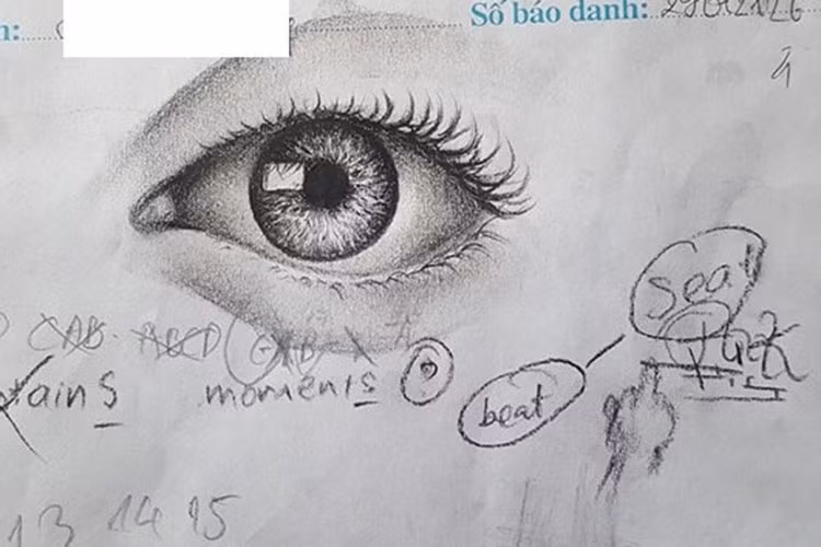 Ở môn thi Tiếng Anh, một thí sinh khác sau khi làm đề thi xong vẫn còn thời gian ngồi vẽ đôi mắt và được nhiều người khen vẽ rất đẹp và có hồn.
