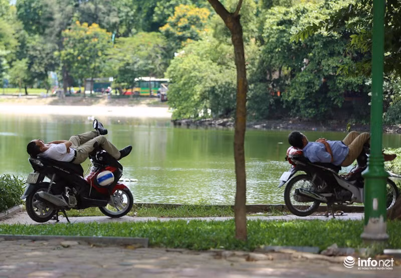 Nắng nóng kéo dài từ sáng, nhiều người tranh thủ từng góc nhỏ râm mát để tranh thủ những giấc ngủ ngắn.