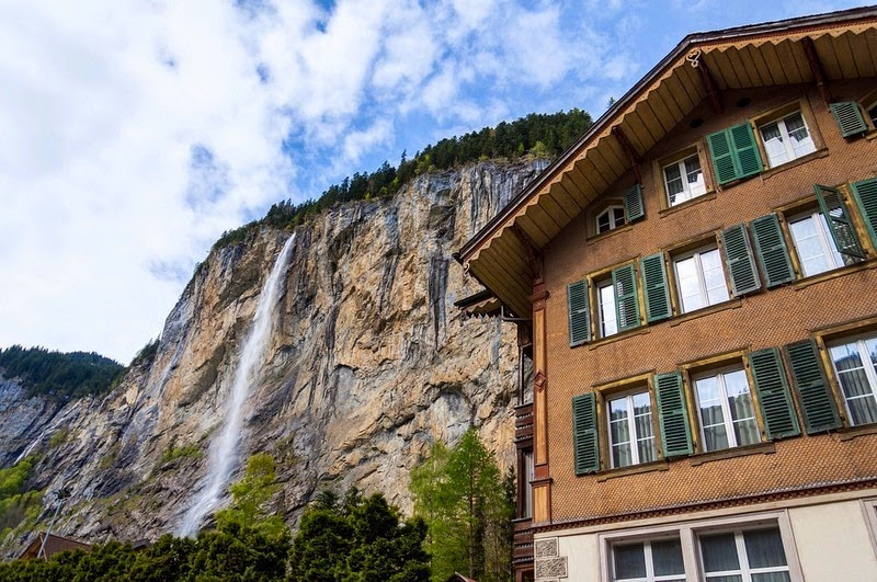 Tên của thung lũng Lauterbrunnen có nghĩa là "nhiều suối".