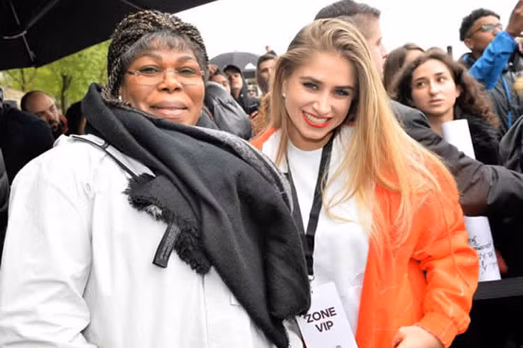 Mọi đồn đoán về việc đính hôn càng thêm chắc chắn khi Maria thường xuyên xuất hiện cùng mẹ của Paul Pogba. Trong đợt World Cup 2018 này, mỹ nhân cũng "hộ tống" mẹ chồng tương lai đến xem chàng cầu thủ Pháp thi đấu.