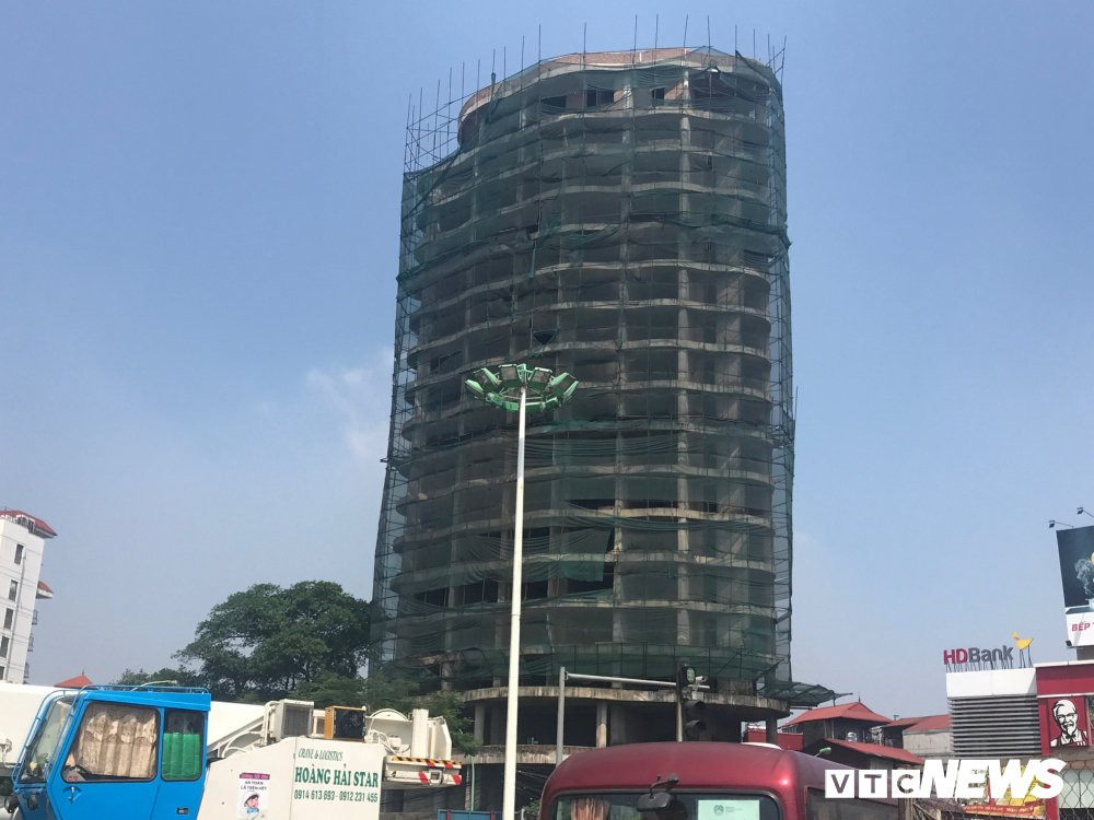 Nhiều người đặt câu hỏi, không biết số phận của dự án này sẽ đi đâu về đâu, khi mà chính chủ đầu tư là nhà thầu Handico cũng đang phải đối phó với những vấn đề tài chính của mình.