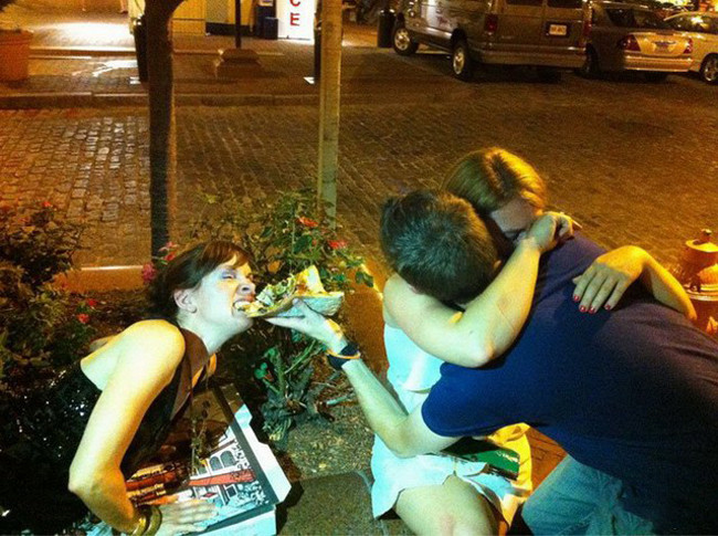 Không ăn thì để đấy chị ăn hộ cho.