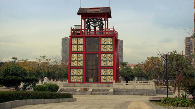 Đồng hồ cơ khí đầu tiên trong lịch sử thế giới được chế tạo ở Trung Quốc vào năm 725. "Cha đẻ" của phát minh này là nhà sư Nhất Hạnh.