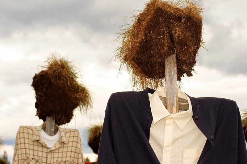 Người này ra ý tưởng độc đáo về thế giới "người im lặng" là nghệ sĩ Reijo Kela. Vào năm 1988, bù nhìn rơm lần đầu tiên xuất hiện tại một cánh đồng ở Lassila, Helsinki.