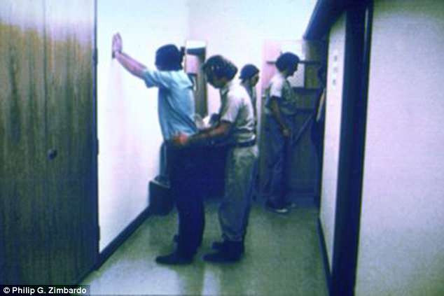 Cuộc thử nghiệm tâm lý hãi hùng này buộc phải dừng lại vào ngày 20/8/1971, tức 5 ngày sau khi bắt đầu sau khi một người bạn gái tù nhân có tên là Zimbardo tận mắt chứng kiến bạn mình đau khổ, tuyệt vọng.