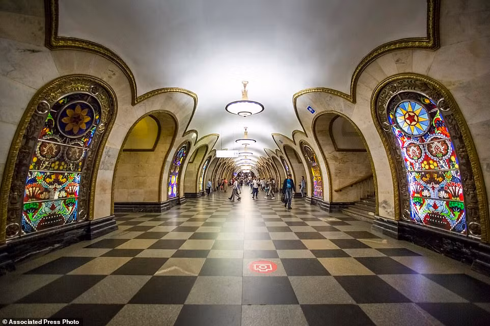 Novoslobodskaya là một trong những trạm tàu điện ngầm tuyệt đẹp được người dân Nga yêu thích. 32 ô cửa kính nhiều màu sắc, viền đồng tinh xảo như những ô cửa ở các nhà thờ lớn bên dưới lòng đất gây chú ý với hành khách.