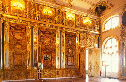 Căn phòng hổ phách (Amber Room) là một trong những kho báu nổi tiếng của nước Nga. Căn phòng được làm từ lượng lớn hổ phách - thứ vô cùng quý hiếm, đắt giá hơn vàng gấp 12 lần. Ngoài hổ phách, căn phòng còn được chế tác từ hàng tấn vàng, đá quý. Trong Thế chiến 2, Căn phòng hổ phách bị đánh cắp và biến mất một cách bí ẩn. Cho đến nay, giới chức trách vẫn chưa tìm ra căn phòng giá trị này.