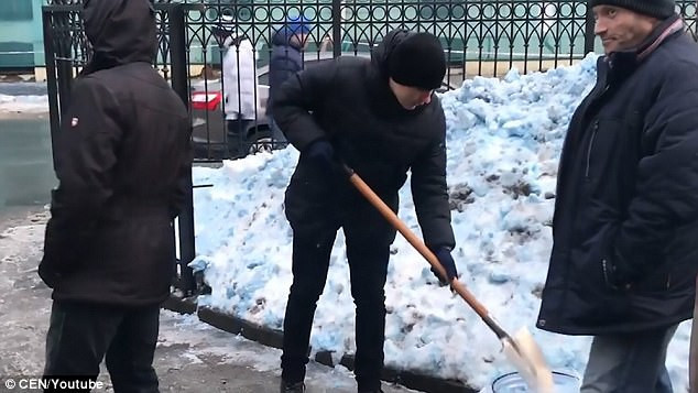 Người dân ở thành phố St Petersburg, Nga đã chứng kiến hiện tượng tuyết màu xanh kỳ lạ xảy ra vào tháng 12/2017.