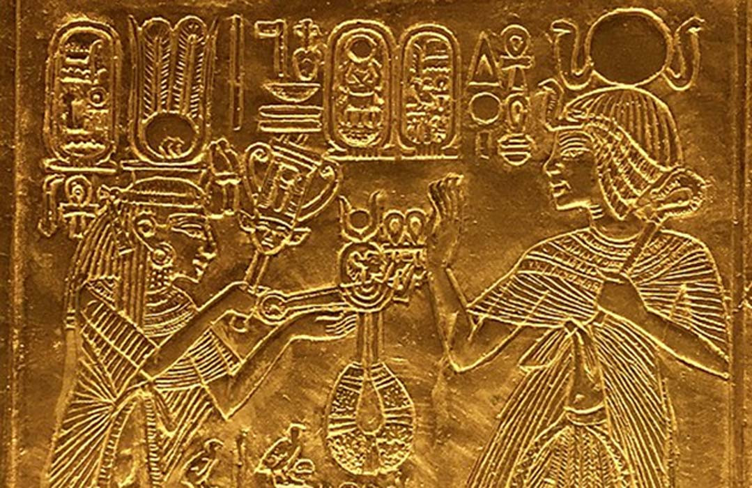 Các pharaoh Ai Cập coi bản thân là hậu duệ của các vị thần nên kết hôn với những người có chung huyết thống để duy quyền lực tuyệt đối.