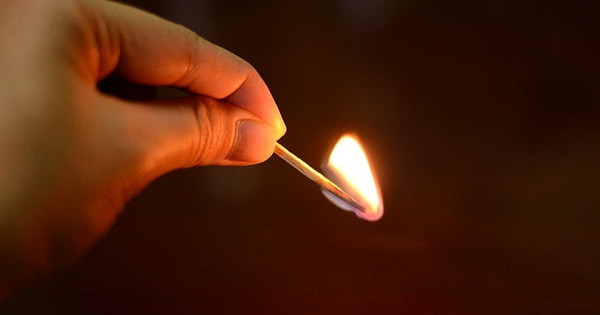 Diêm - món đồ nhỏ bé nhưng vô cùng quan trọng trong cuộc sống con người. Nhà hoá học người Anh John Walker phát minh ra diêm vào năm 1824.