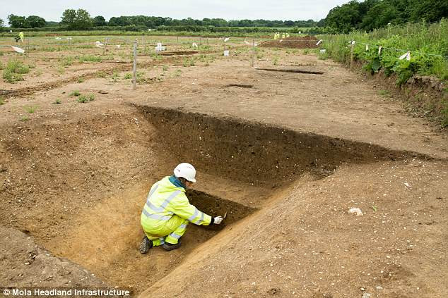 Sở dĩ các chuyên gia nhận định như vậy là vì hài cốt của 3 người đàn ông có dấu tích đôi chân bị cắt cụt và hộp sọ bị đập vỡ.
