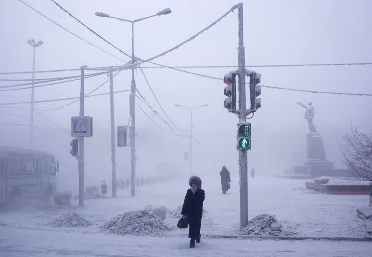 Ngôi làng Oymyakon ở Nga là vùng đất có người định cư lạnh giá nhất thế giới. Nhiệt độ ở nơi đây vào mùa đông trung bình xuống tới -50 độ C.