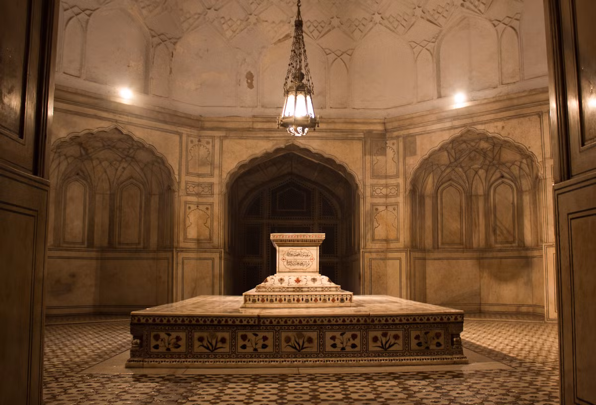 Nguyên do là vì đây là lăng mộ duy nhất của hoàng đế thuộc vương triều Mughal còn đến ngày nay.