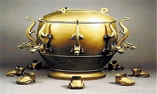 Máy ghi địa chấn trên gây chú ý với 9 con rồng bao quanh thân chúc đầu xuống và 9 con ếch ngồi phía dưới. Bên trong có một con lắc được treo bất động cho đến khi xảy ra địa chấn. Khi xảy ra địa chấn, con lắc sẽ kích hoạt các đòn bẩy và một quả bóng sẽ thoát ra từ miệng rồng rơi vào miệng con ếch ở phía dưới.