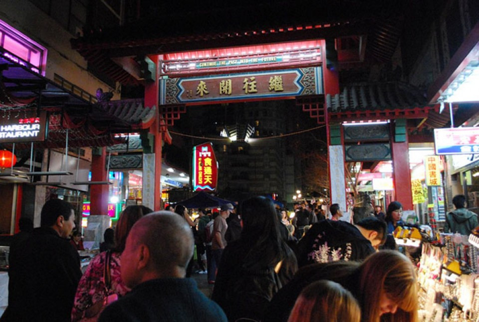 Khi đến khu phố Tàu này, mọi người có thể mua sắm nhiều món đồ xuất xứ từ Trung Quốc hay thưởng thức các món ăn truyền thống của họ tại các khu chợ.