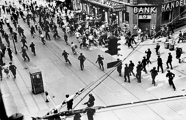 Hình ảnh hỗn loạn tại cuộc đình công diễn ra ở Copenhagen năm 1944.