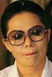 Chamoy Thipyaso từng là vợ một sĩ quan không quân cao cấp Thái Lan. Tuy nhiên, ả tham gia vào đường dây lừa đảo mô hình kim tự tháp, khiến 16.231 người bị lừa và kiếm được khoản tiền bất hợp pháp khoảng 2,8 triệu USD.