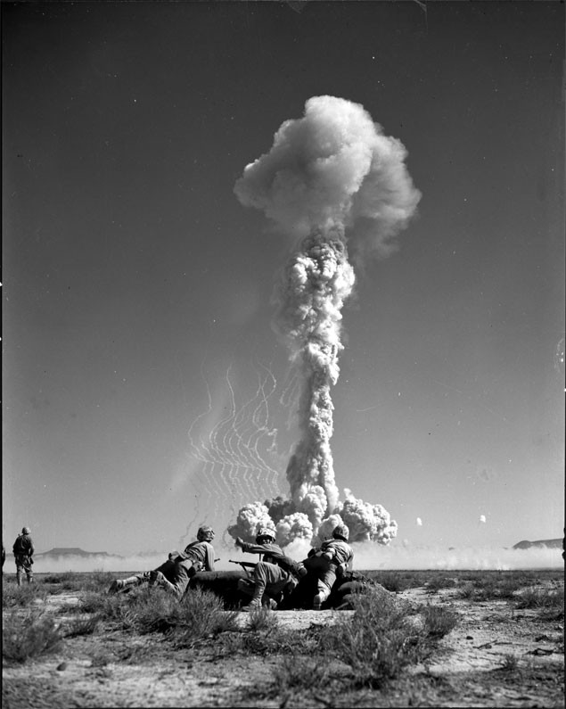 Không ít người sống quanh khu vực này bị ảnh hưởng bởi bụi phóng xạ từ các thử nghiệm hạt nhân tại Vùng thử nghiệm Nevada (NTS).