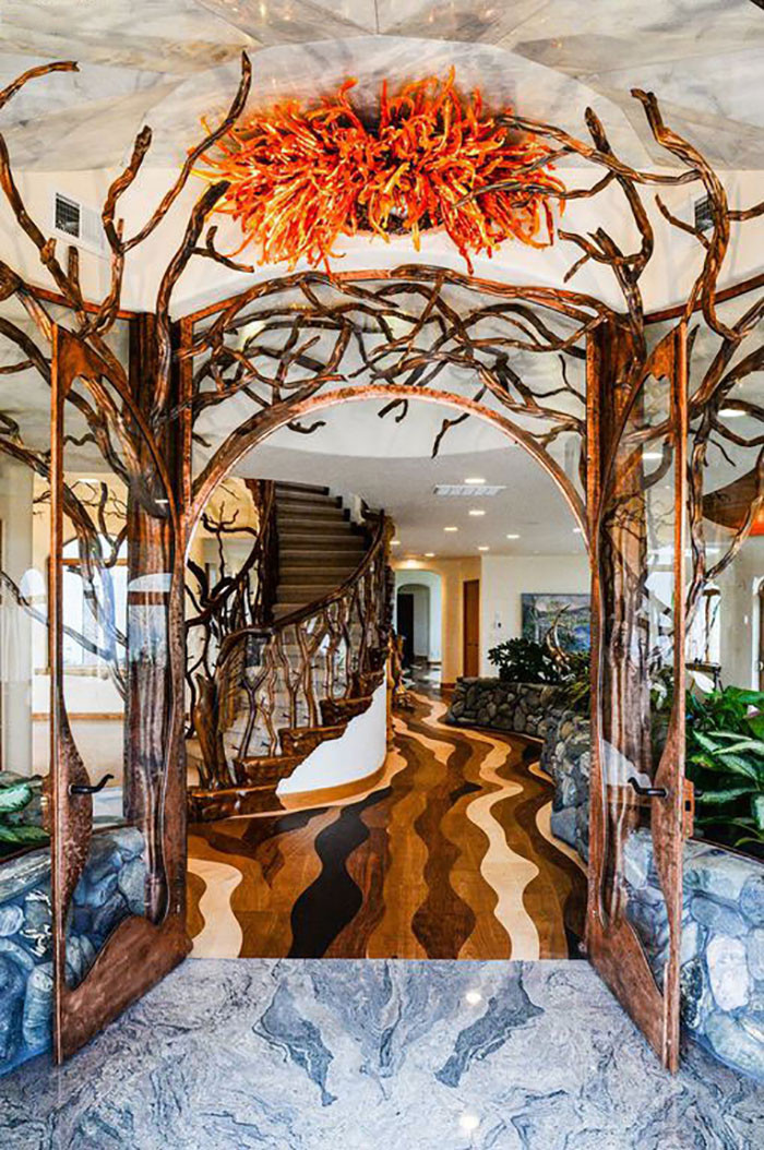 Sàn nhà được làm từ gỗ thích và gỗ anh đào tạo cảm giác như một dòng suối uốn lượn mềm mại.