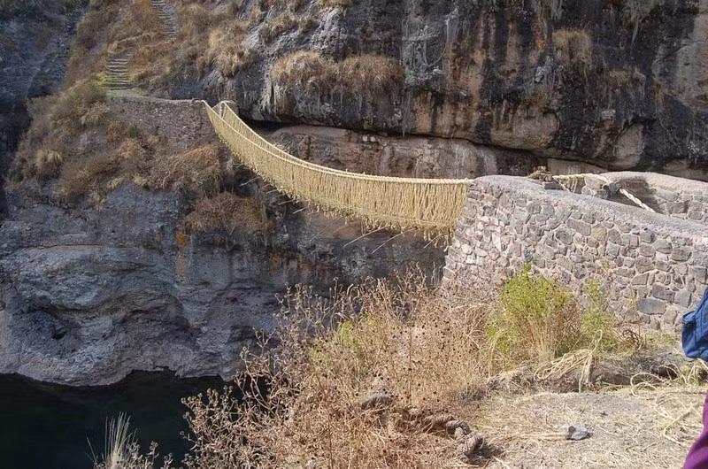 Cây cầu treo Keshwa Chaca được người Inca bện từ loài cỏ có tên Qoya.