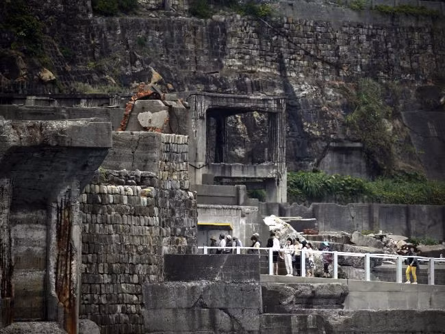 Vì vậy, một số khu vực, tòa nhà trên đảo được cải tạo để phục vụ hoạt động du lịch. Những tòa nhà cũ kỹ và không an toàn bị cấm vào.