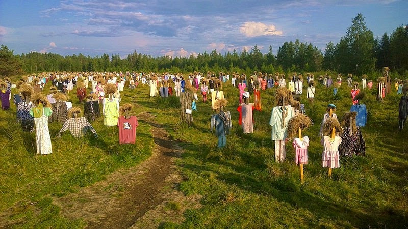 Theo đó, có người cho rằng số bù nhìn trên đại diện cho những con người bị lãng quên. Một giả thuyết phổ biến khác nhận định gần 1.000 bù nhìn trên cánh đồng đại diện cho những binh sĩ đã hy sinh trong cuộc chiến tranh mùa đông năm 1939 - 1940.
