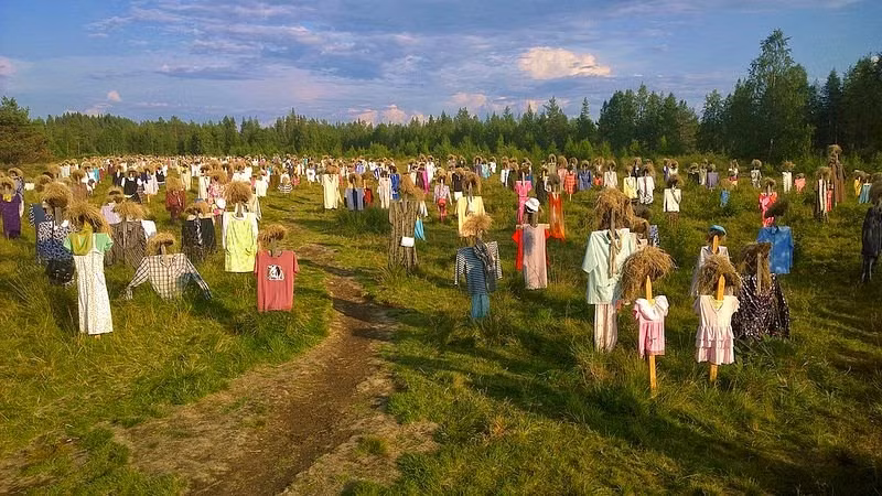Theo đó, có người cho rằng số bù nhìn trên đại diện cho những con người bị lãng quên. Một giả thuyết phổ biến khác nhận định gần 1.000 bù nhìn trên cánh đồng đại diện cho những binh sĩ đã hy sinh trong cuộc chiến tranh mùa đông năm 1939 - 1940.