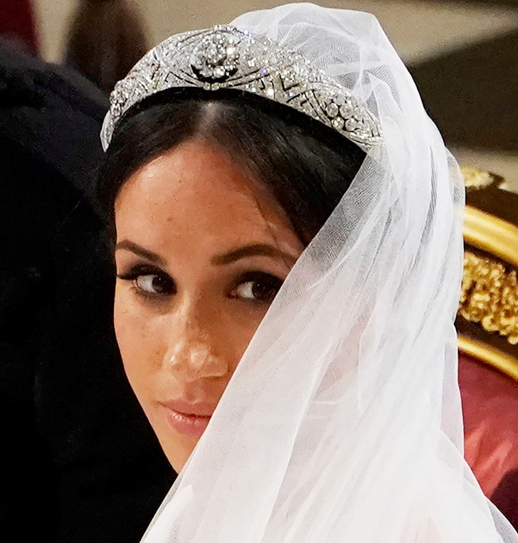 Chiếc vương miện được Meghan Markle mượn từ bộ sưu tập trang sức của Nữ hoàng Elizabeth II, bà nội của Hoàng tử Harry.
