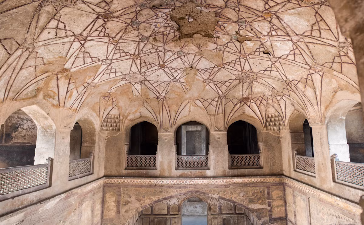 Lăng mộ tọa lạc trong một khu vườn có tường cao bao quanh và có bốn ngọn tháp cao 30m.