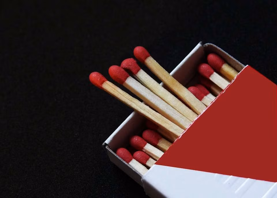 Walker đã nảy ra ý tưởng dùng bột lưu huỳnh kết hợp với ma sát để tạo ra lửa. Không lâu sau đó, ông bán những que diêm đầu tiên ra thị trường.