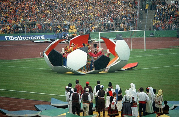Hình ảnh ấn tượng trong buổi lễ khai mạc World Cup 1974 được tổ chức tại Tây Đức. Các nghệ sĩ trong trang phục dân tộc có màn biểu diễn độc đáo bước ra từ mô hình trái bóng tròn khổng lồ.