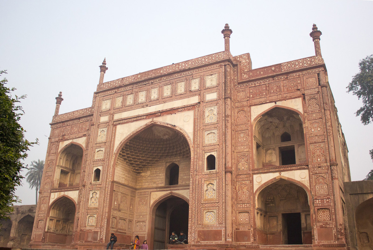 Sau khi Hoàng đế Jahangir qua đời, con trai của ông trở thành người kế vị ngai vàng.