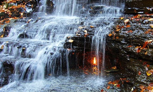 Ngọn lửa cháy mãi không tắt nằm trong lòng thác nước tại công viên Chestnut Ridge, phía tây New York, Mỹ là một bí ẩn lớn đối với giới khoa học.