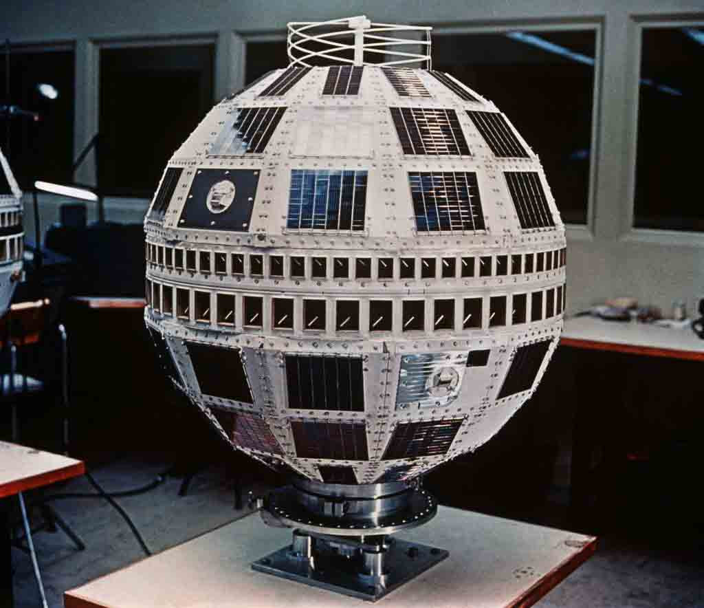 Tên gọi của trái bóng được sử dụng tại World Cup 2018 cũng là tên vệ tinh Telstar 1 mà Cơ quan hàng không vũ trụ NASA hợp tác với công ty lớn của Mỹ như AT&amp;T và Bell Labs, Bưu điện Anh quốc, Bưu điện Quốc gia Pháp và Telecom Office đã phóng lên không gian ngày 10/7/1962.