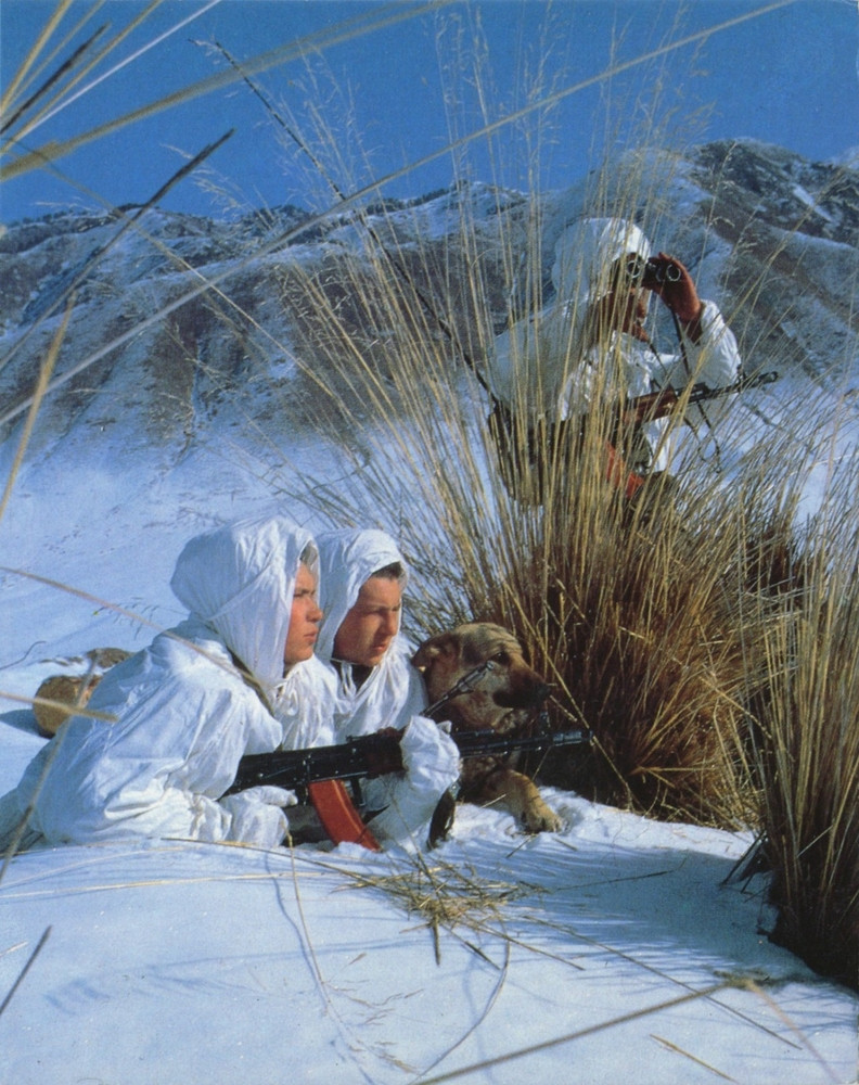 Một nhóm binh sĩ Liên Xô mai phục, quan sát tình hình xung quanh.