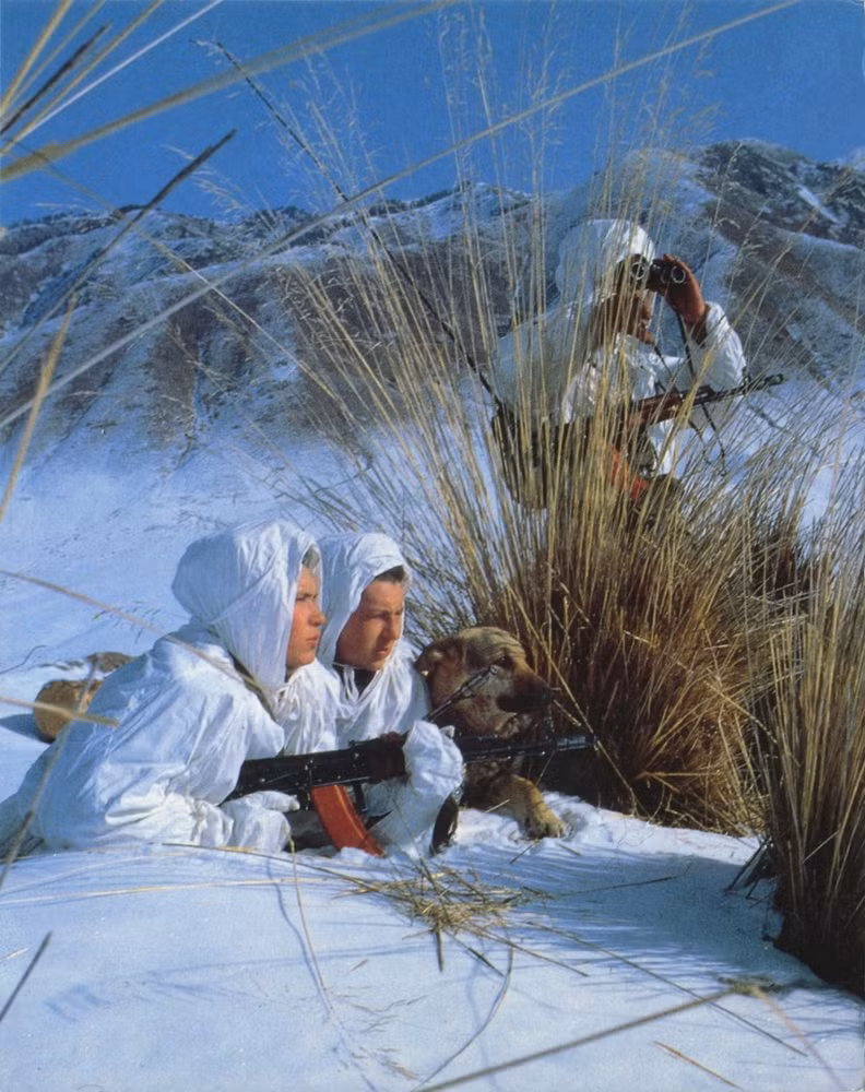 Một nhóm binh sĩ Liên Xô mai phục, quan sát tình hình xung quanh.