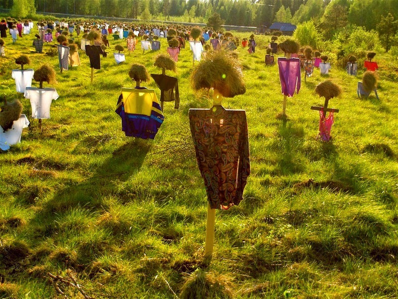 Gần 1.000 bù nhìn này được làm bằng khung gỗ và phần đầu làm từ than bùn. Mỗi năm, số bù nhìn được người dân trong thị trấn thay quần áo 2 lần thông qua chương trình quyên góp của địa phương.