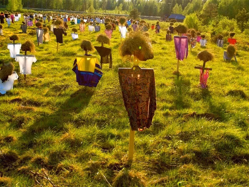 Gần 1.000 bù nhìn này được làm bằng khung gỗ và phần đầu làm từ than bùn. Mỗi năm, số bù nhìn được người dân trong thị trấn thay quần áo 2 lần thông qua chương trình quyên góp của địa phương.