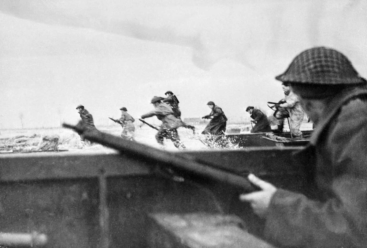 Binh lính Canada đổ bộ lên bãi biển Courseulles ở Normandy ngày 6/6/1944.